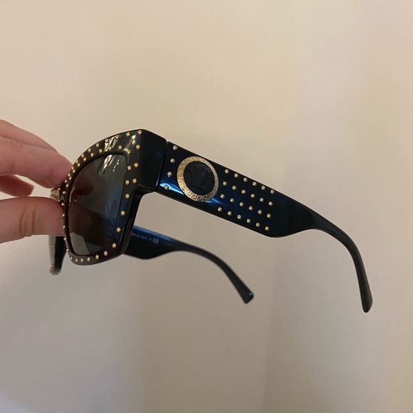 VERSACE SUNGLASSES BLK GOLD - Picture 2 of 8